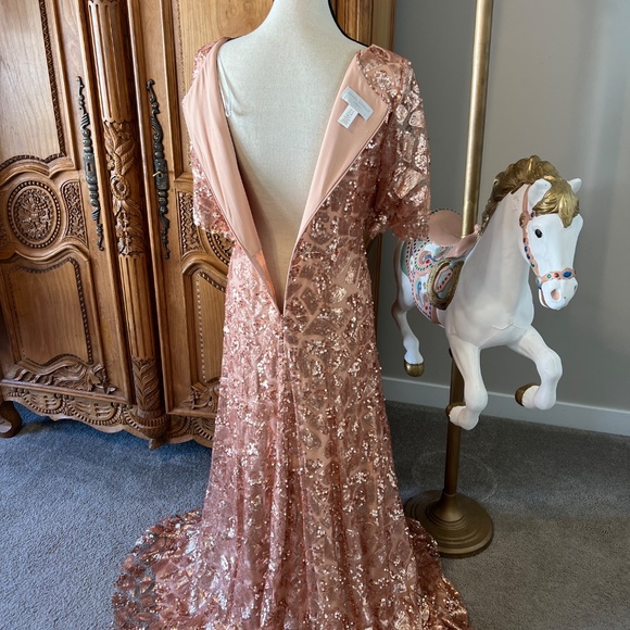 DONNA MORGAN Camilla Sequin Flutter Sleeve Gown OYSTER 10 Sequin Rose Gold - Picture 13 of 16